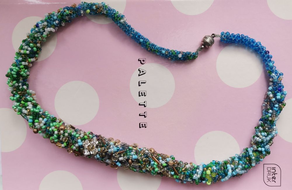 Naszyjnik z kolorowych koralików zapinany na magnes