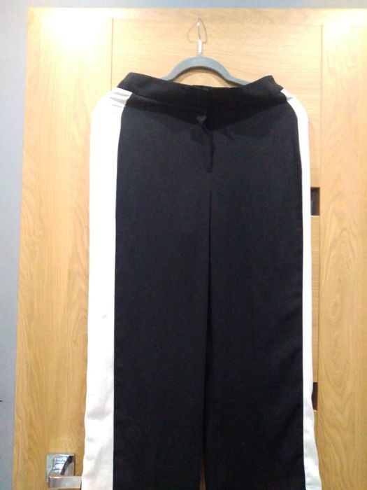 Fajne spodnie z szeroką nogawka New Look rozm S