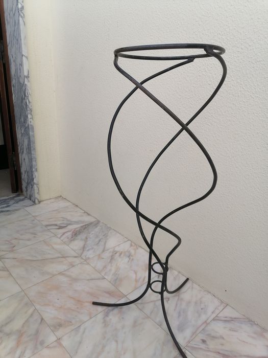 Suporte de chão Sellette  pedestal ou porta vasos em Ferro Forjado