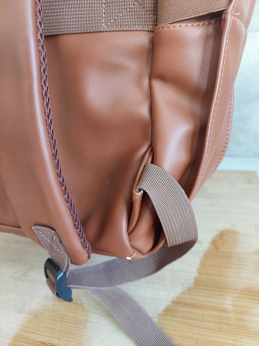 Mochila em pele sintética castanha – Prática e elegante