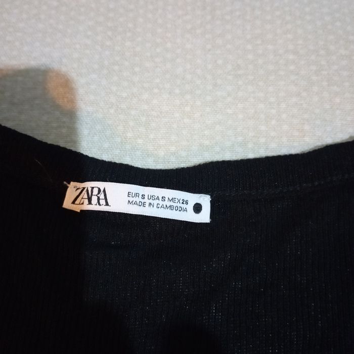 T-shirt preta,  feminina em tecido fino