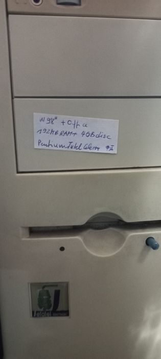 Computadores completos a funcionar