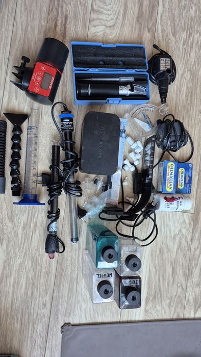 Zestaw akwarystyczny morski grzalki pompy refraktometr karmnik UVC