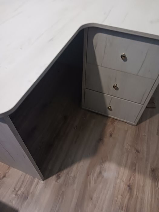 Biurko  jasne  używane