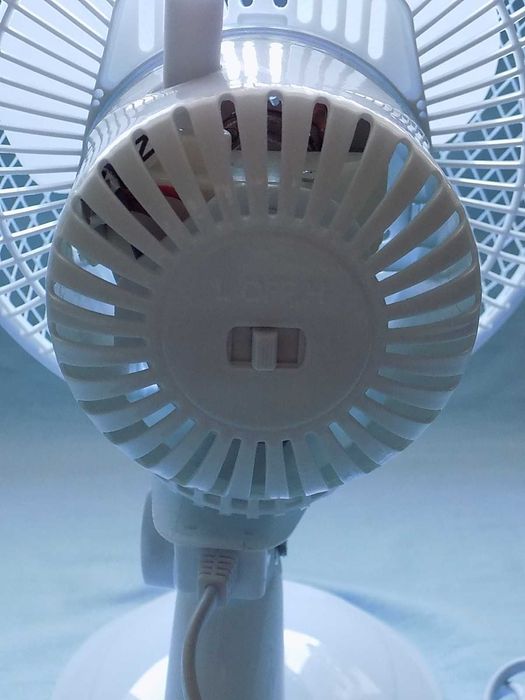 Wentylator biurkowy LG-18A . Biały cichy - moc 22 W.