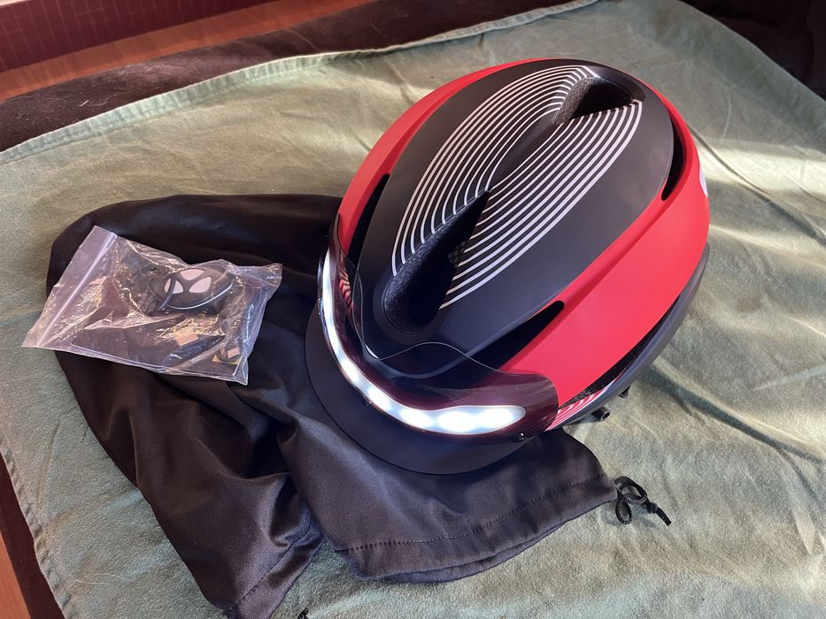 Kask rowerowy kierunkowskazy LED