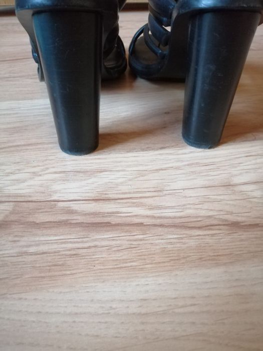 Skórzane sandały na obcasie r. 39
