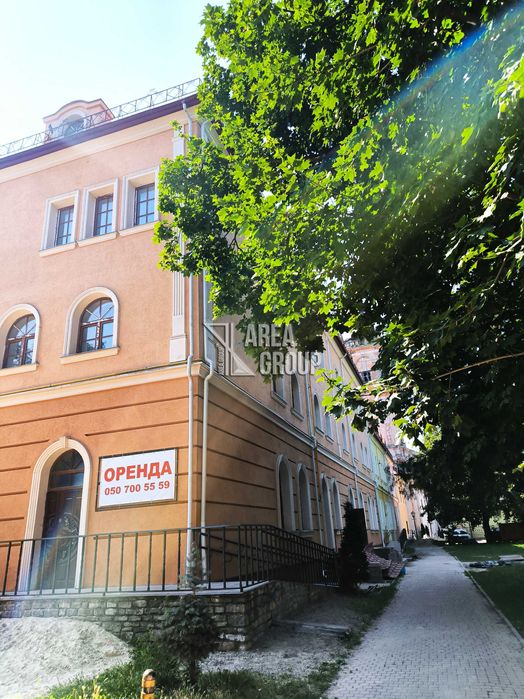 Оренда фасадного комерційного приміщення у Старому місті біля Ратуші