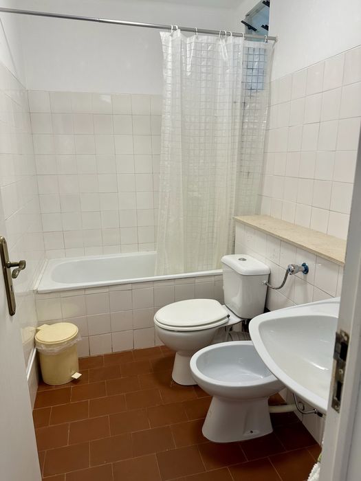 Quarto muito bom em T3 de ambiente tranquilo