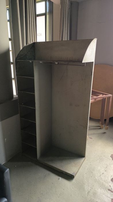 Armário de Canto em Ferro Fundido - Design Industrial com Prateleiras