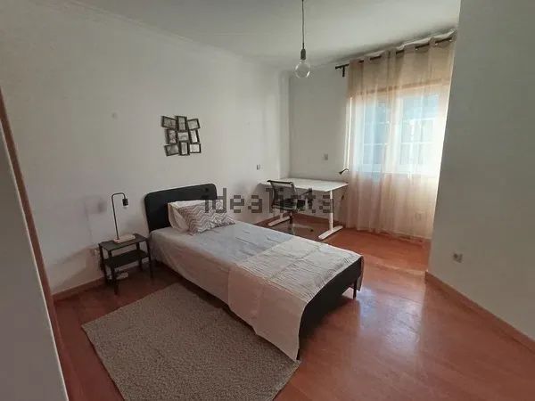 Quarto novo em moradia com jardim | Lisboa Metro da Encarnação | Despesas incluídas