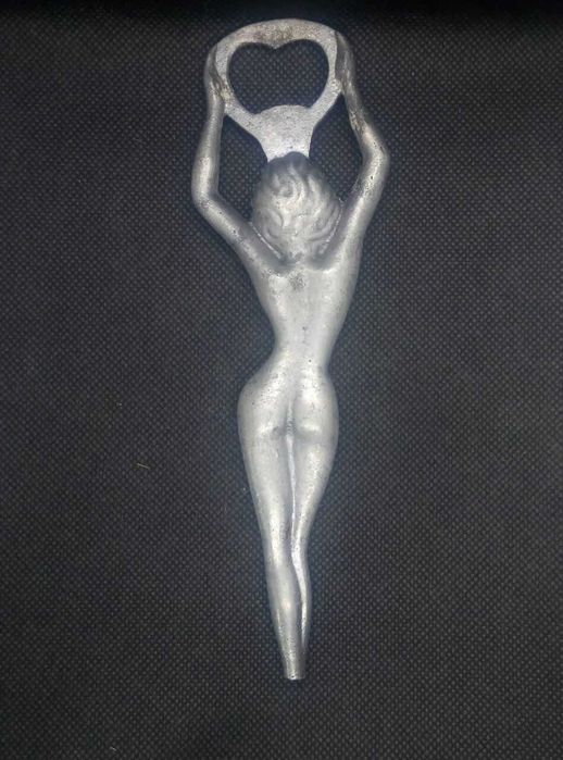 Открывалка времен ссср в форме девушки. Открывалка ню.