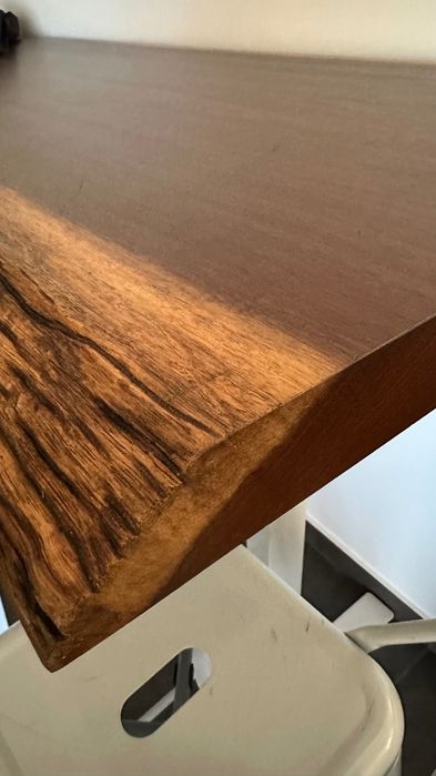 Mesa Alta em Madeira Maciça – Bordo Natural com 4 bancos