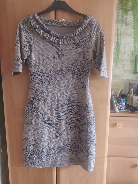Sukienka w panterkę elastyczna krótka mini do pracy 38 M świąteczna