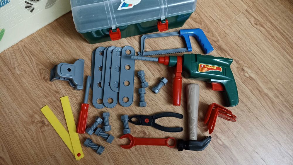 Інструменти дитячі у ящику