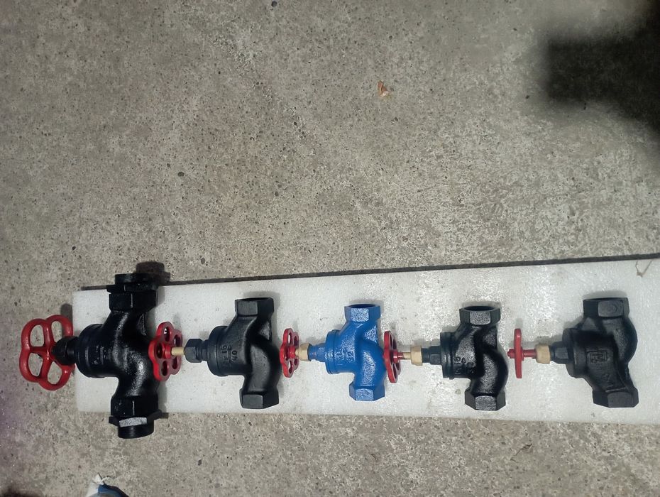 Крани для води гвинтові