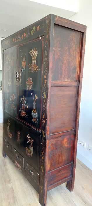 Armário Chinês Antigo Pintado à Mão – Peça Única e Decorativa