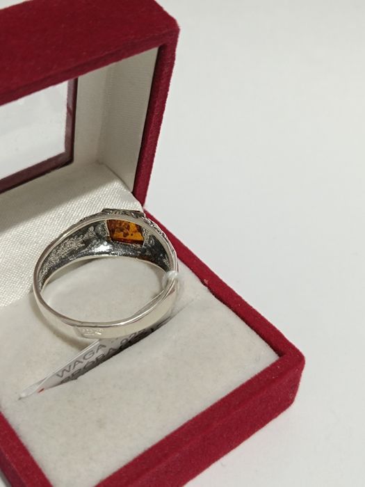 Srebrny pierścionek z herbacianym bursztynem roz.31 srebro próby 925