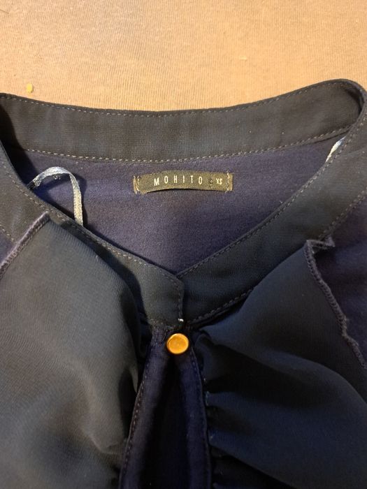 Granatowa bluzka z zabotem