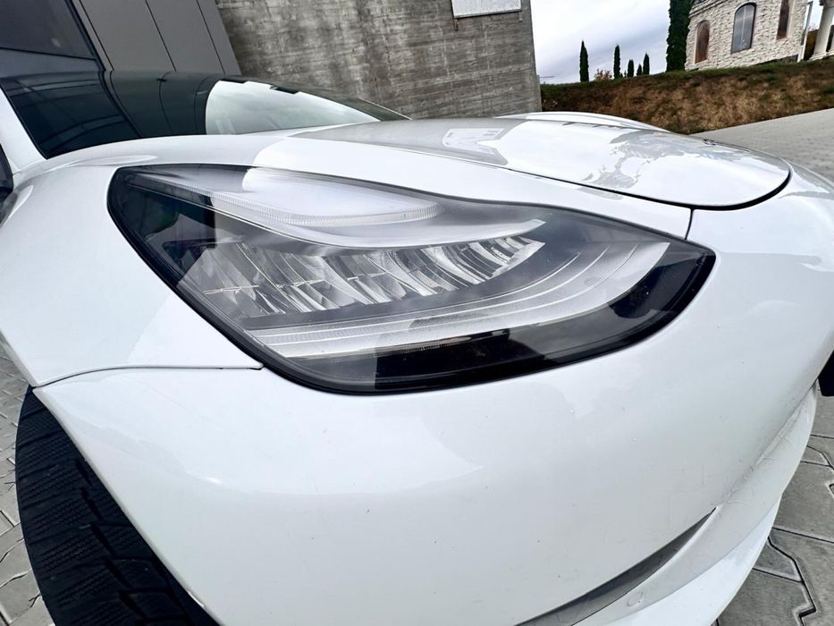 Tesla mоdel 3  2020 рік