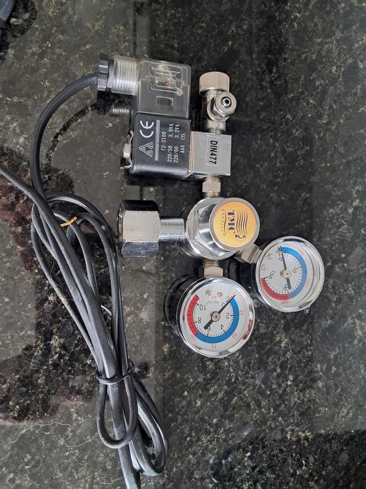Kit Co2 2Kg com válvula solenóide para plantados da marca TMC como Novo