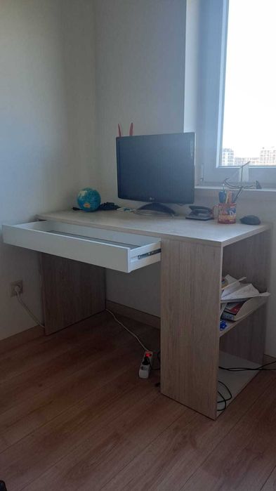 Secretária branca e castanha para quarto IKEA