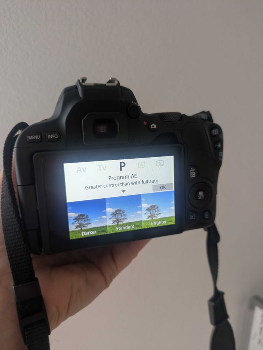 Canon EOS 200D + lente kit + acessórios — excelente estado