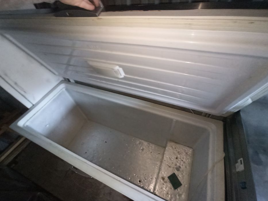 Морозильна скриня, лар