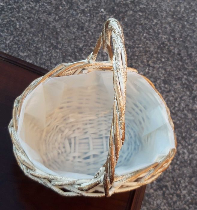 Cesta pintda em branco e dourado