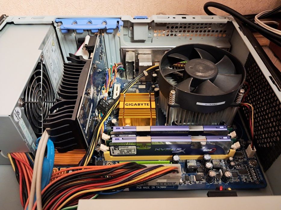 Комп+монік,клава,миша,колонки. SFF IntelCore 2Quad CPU 4GBRAM 320GBROM