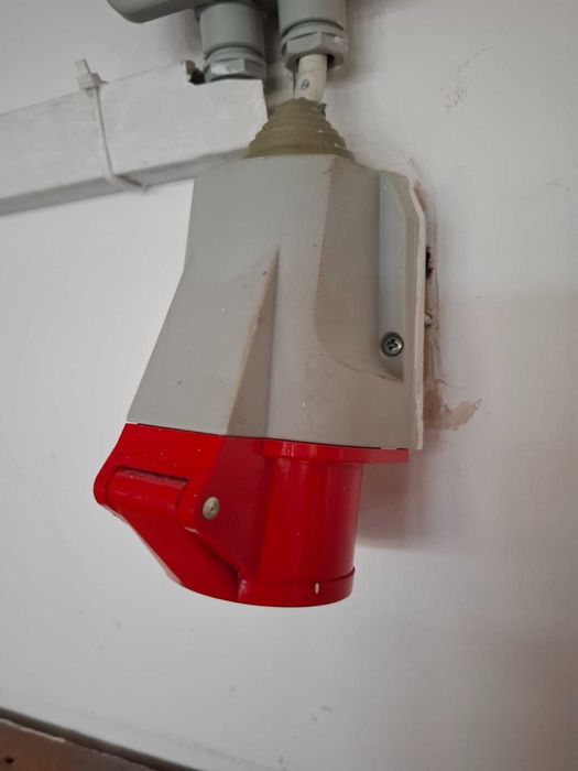 20 wtyczek żeńskich czerwonych. 5P (3P+N+PE) 380/415V, IP44.