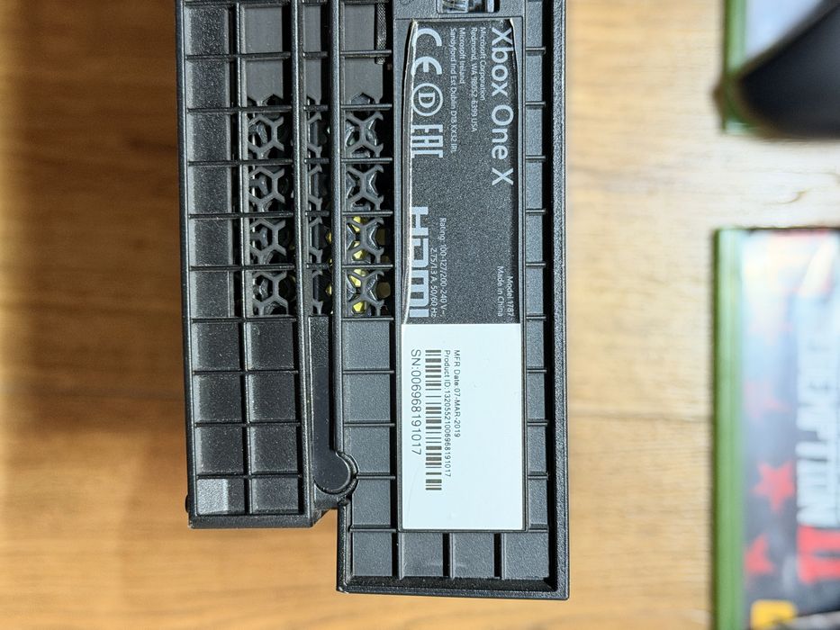 Xbox One X 1TB + dwa pady + 3 gry