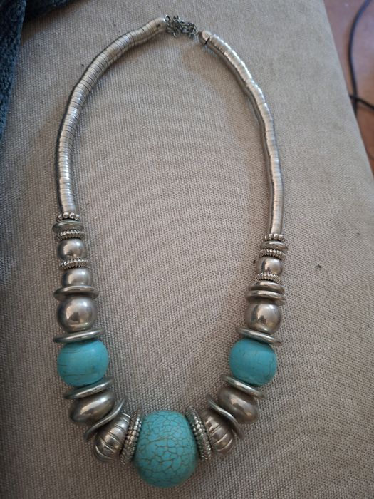 Colar em metal e pedras