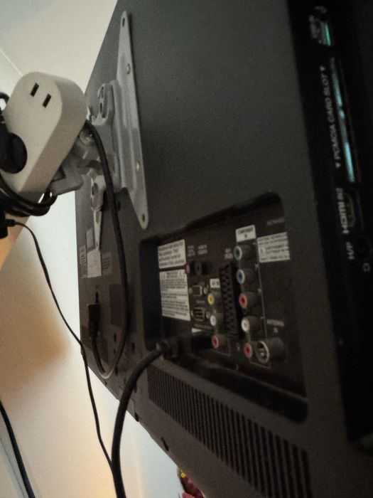 Vendo TV LG de 37 polegadas, funcional, com suporte de parede.