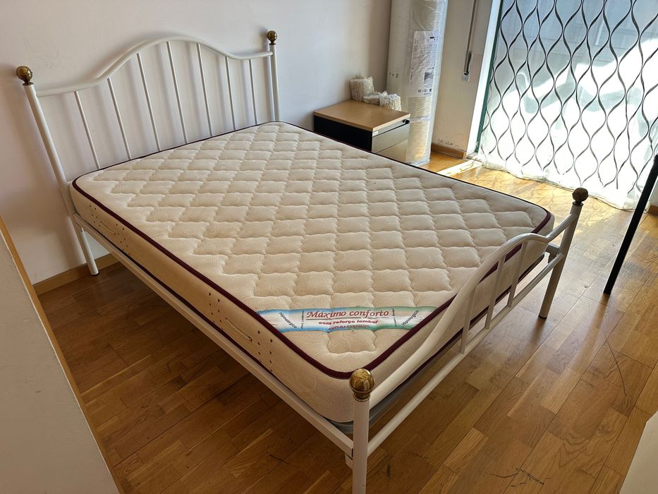 Cama branca com colchão ortopédico anti-bacteriano e hipoalergénico