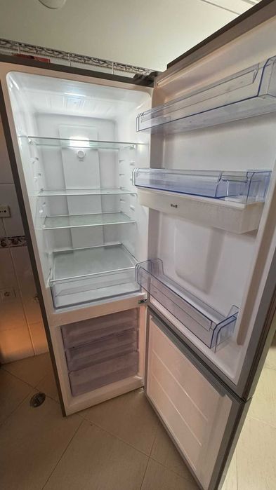 Frigorífico Combinado Inox com Dispensador de Água – Excelente Estado