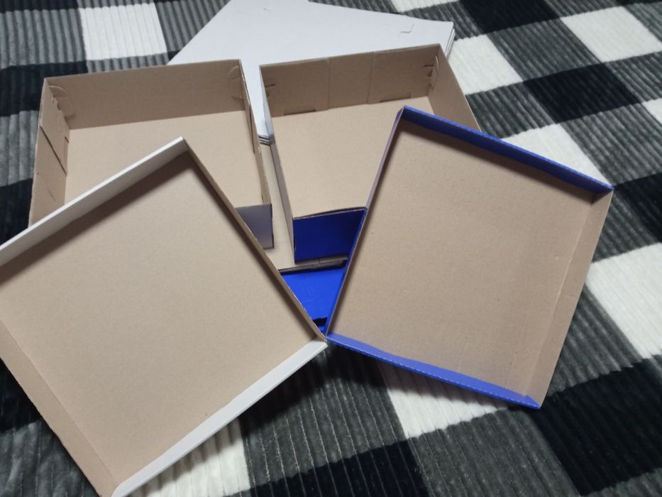 Картонні коробки 24 шт ( білі та сині.)