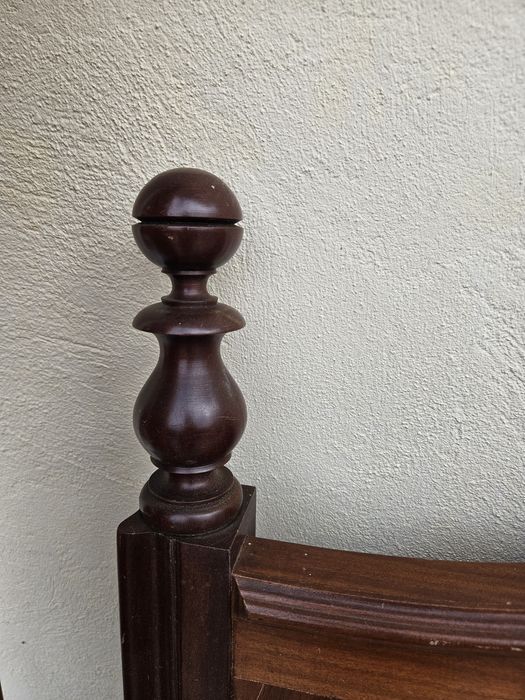 Cama de casal em bom estado.