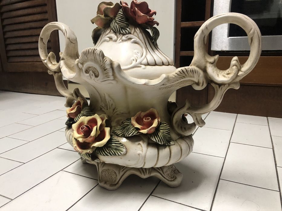 Terrina antiga em bom estado.