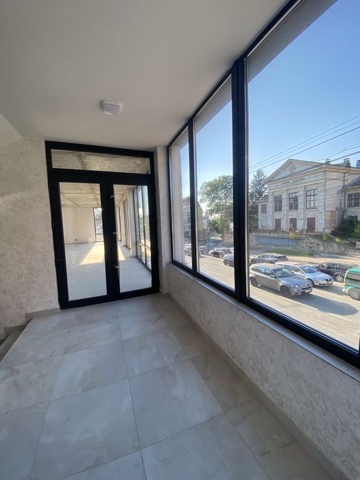 Оренда комерційного приміщення на Проспекті Степана Бандери 12А.