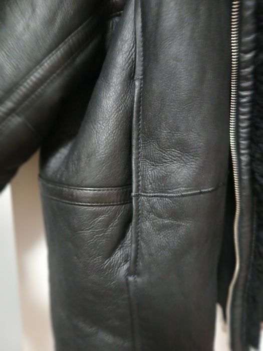 Czarny bardzo ciepły kożuch zapinany asymetrycz.na zamek duży R 48-50