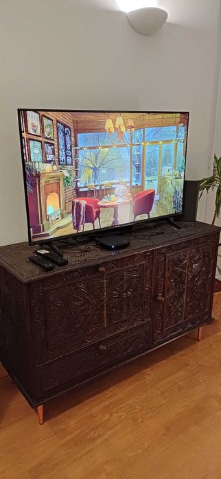 Aparador em madeira trabalhada