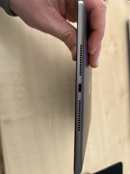 Продам iPad A2429 iCloud