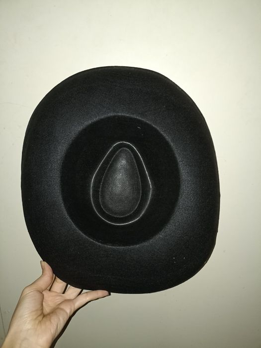 Капелюх шляпа мушкетера з пером чорна