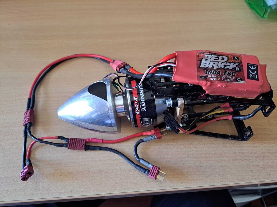 Motor eléctrico e variador para aeromodelo radiocomandado