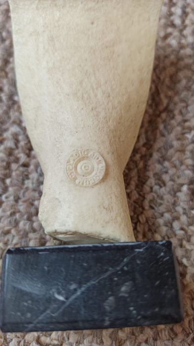 Głowa figurki kobiecej repliki typu „Składane ramiona”.