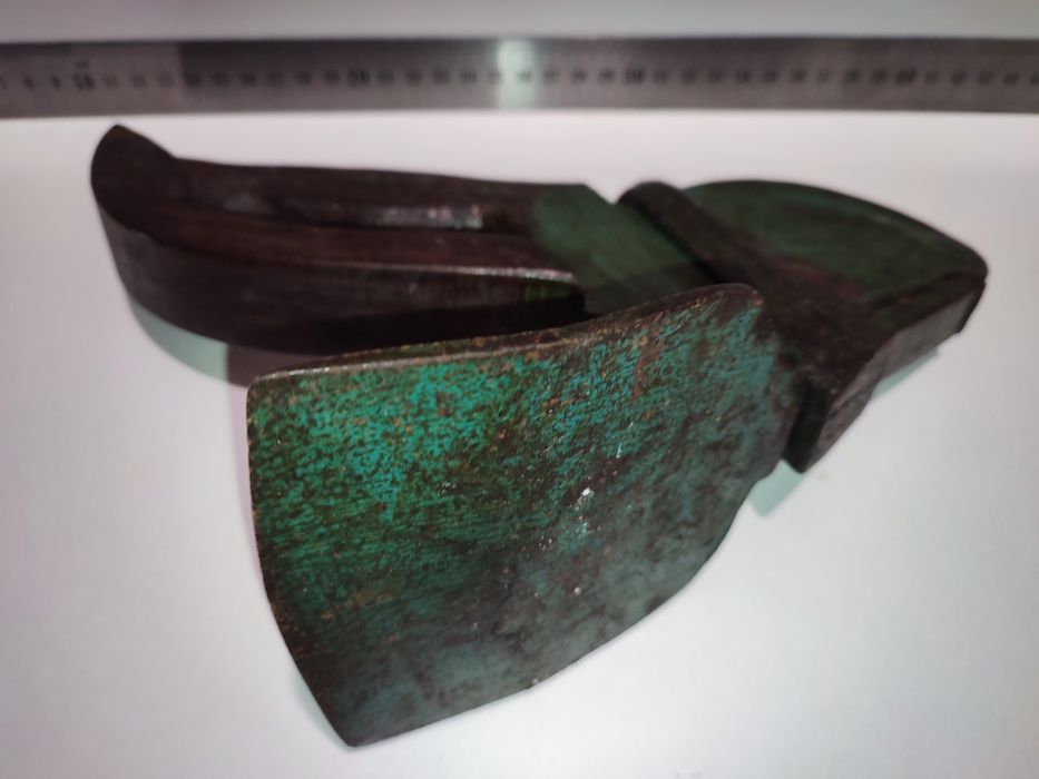 Peça decoração ferramenta antiga enxó.