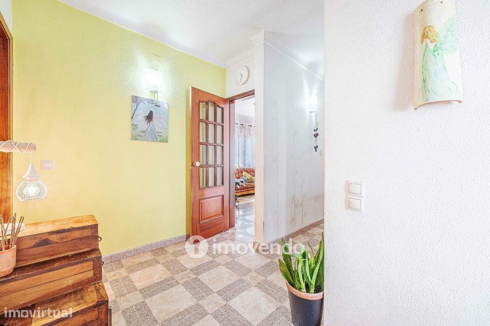 Moradia T3 mais Anexo T1 e Anexo T0 independentes, em Barcarena