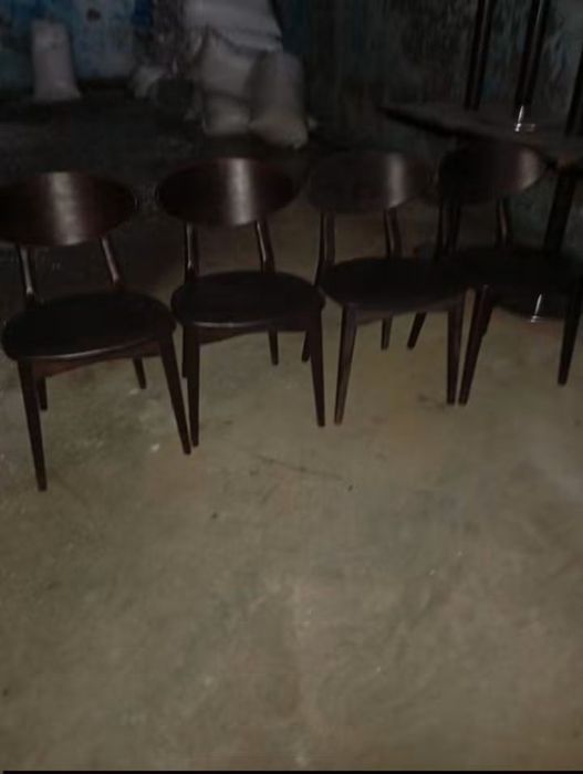 Vendo 8 cadeiras muitas bonitas bom estado de pé de palito