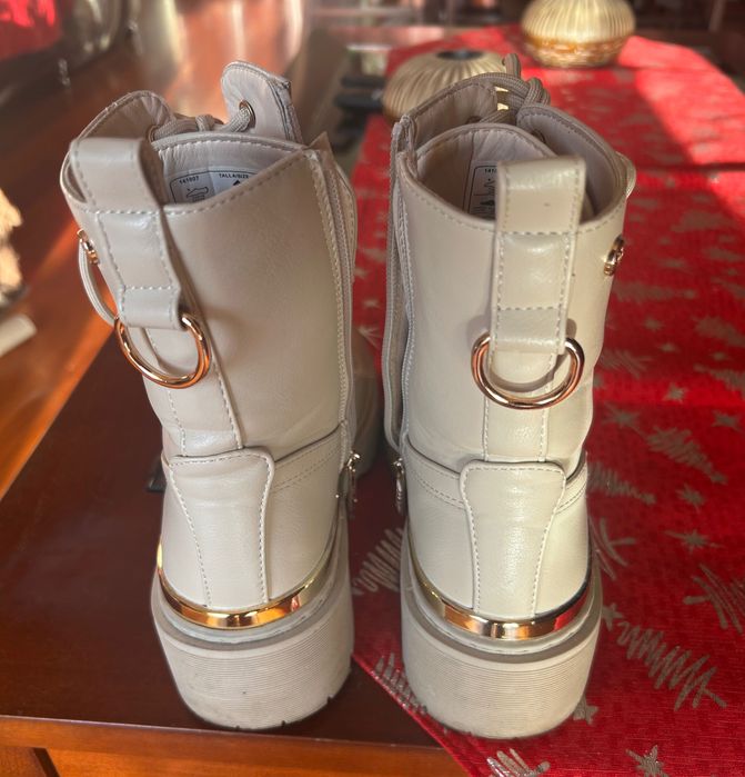 Botas em creme com fecho